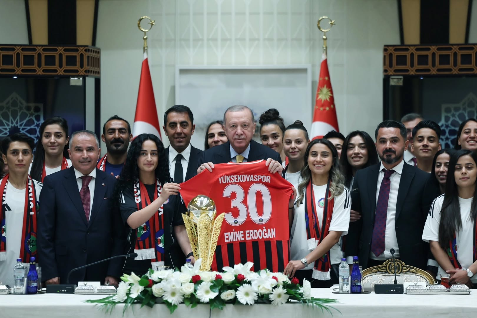 Erdoğan’dan Yüksekovaspor kadın futbolcularına destek