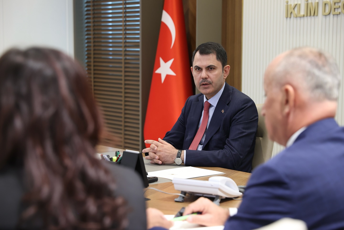 Vatandaştan esprili yorum: “Bakanın bakışı”