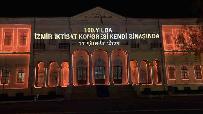 Bakan Nebati, İzmir İktisat Kongresi’nin 100. yılına özel ışık gösterisini izledi