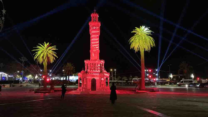 Bakan Nebati, İzmir İktisat Kongresi’nin 100. yılına özel ışık gösterisini izledi