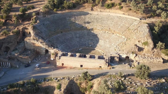 Dünyaca ünlü ören yerleri, tertemiz sahiller ve modern kent yaşantısı gençleri bekliyor