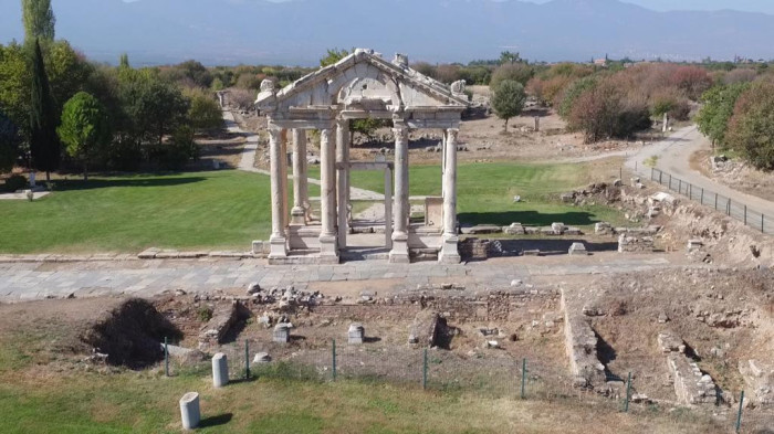 Dünyaca ünlü ören yerleri, tertemiz sahiller ve modern kent yaşantısı gençleri bekliyor