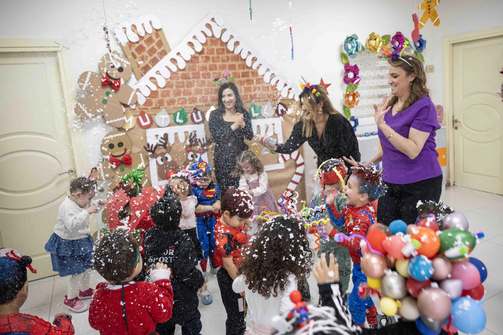 Kost&uuml;mler giyildi, pastalar kesildi: Bornova&rsquo;da &ccedil;ocuklar sahnede