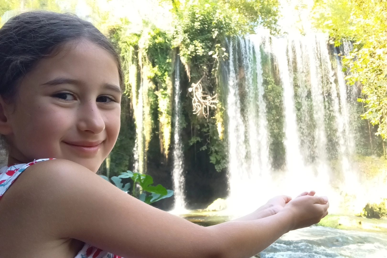 Antalya&rsquo;nın g&ouml;zdesi D&uuml;den Şelalesi&rsquo;nde ziyaret&ccedil;i patlaması