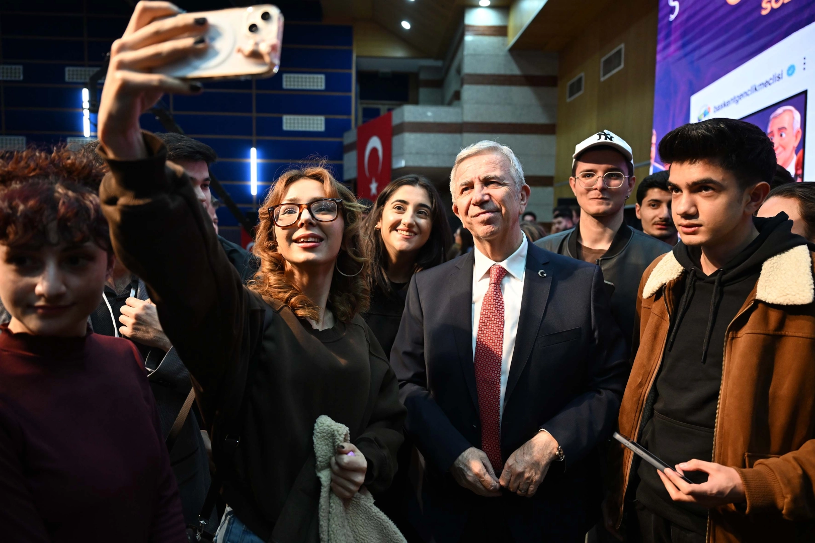 Mansur Yavaş Ankaralı gen&ccedil;lerle buluştu