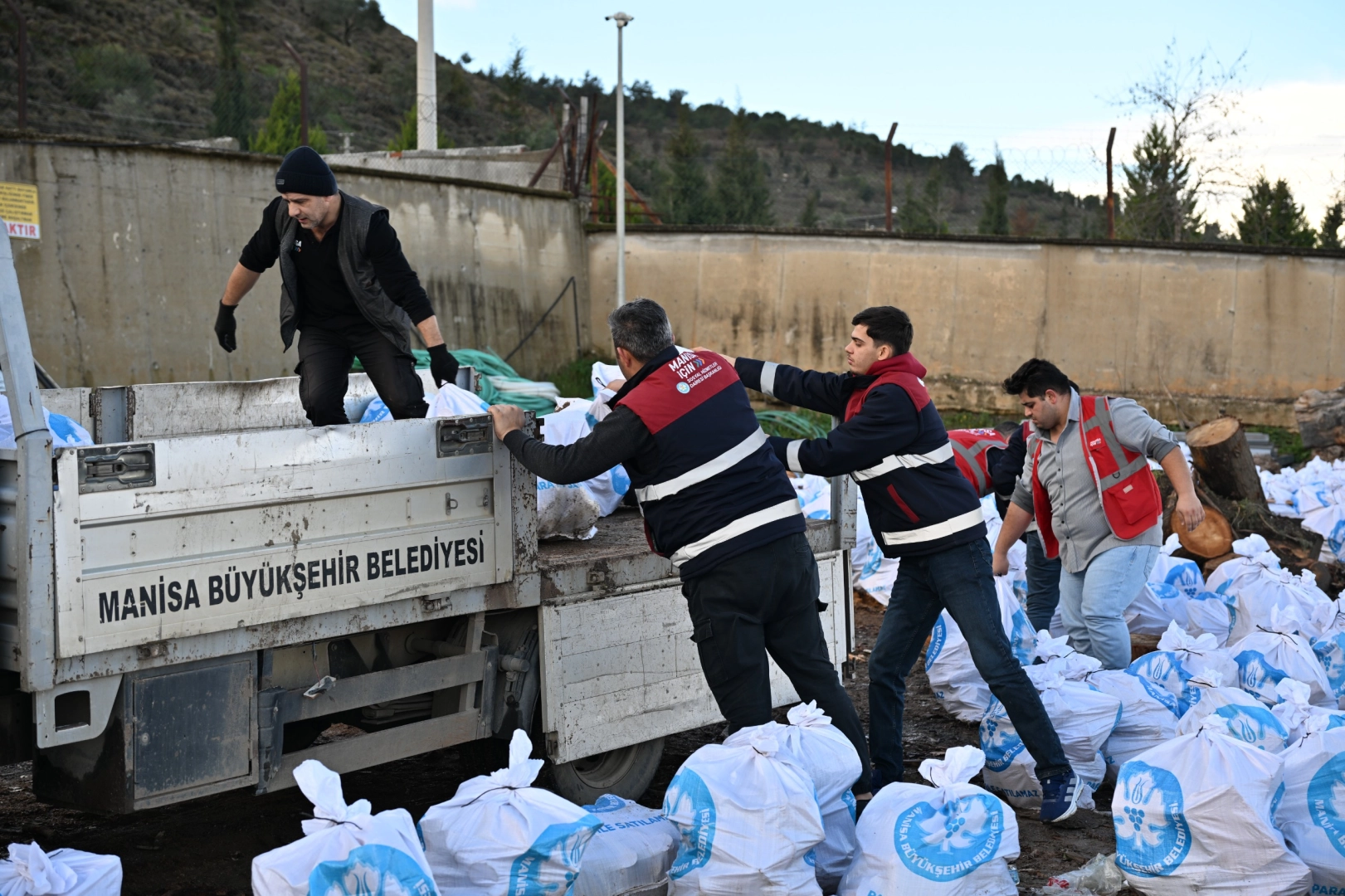 Manisa'da ihtiya&ccedil; sahiplerine y&uuml;rek ısıtan destek