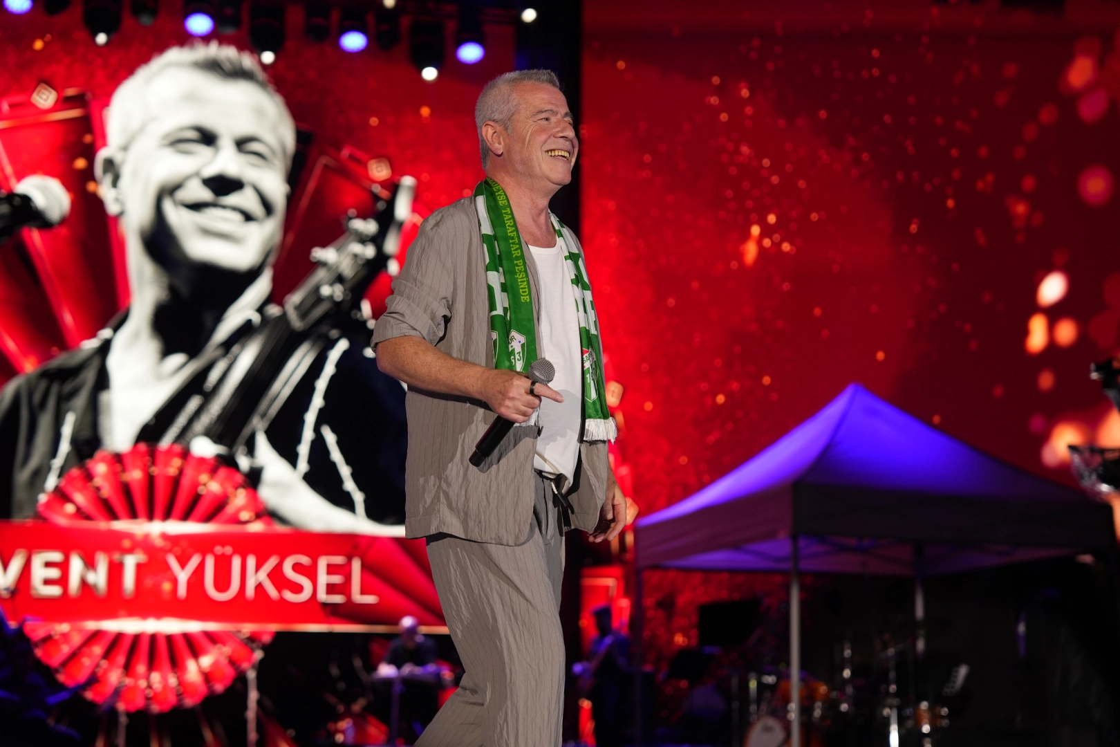 Levent Y&uuml;ksel dillerden d&uuml;şmeyen şarkıları Bursa'da seslendirdi