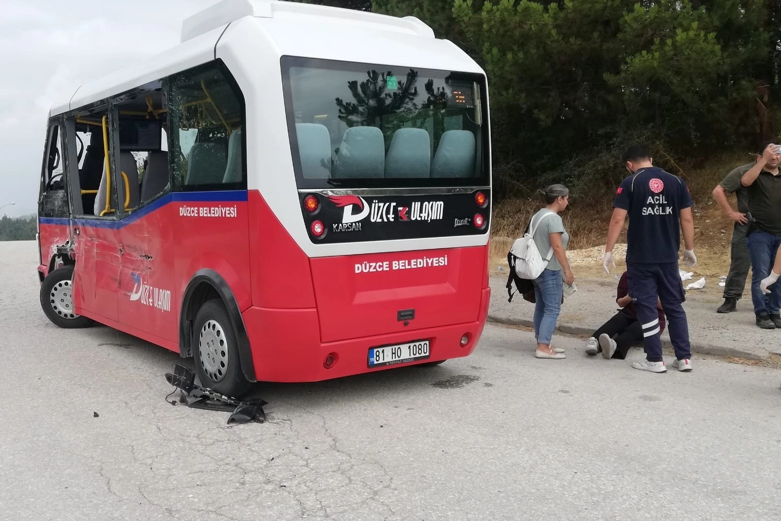 Kamyonla çarpışan belediye minibüsünde can pazarı
