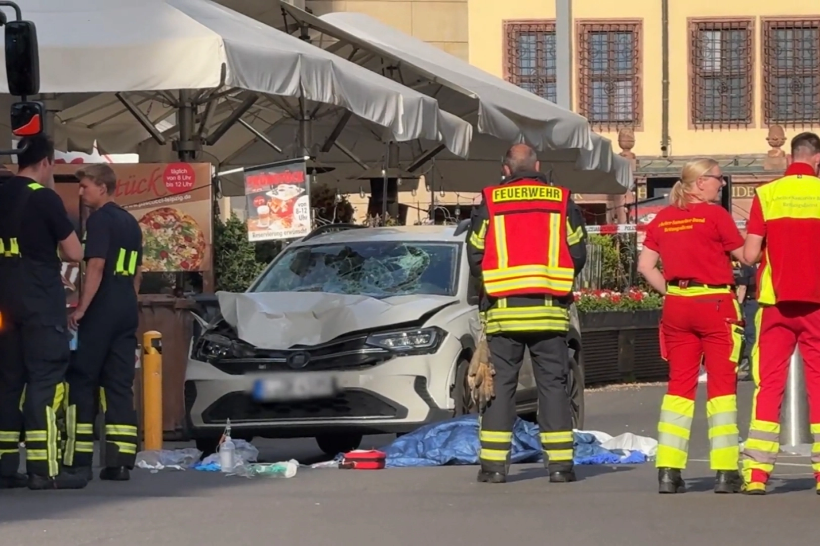 Almanya&rsquo;da ara&ccedil; yayalara daldı! 2 &ouml;l&uuml;, &ccedil;ok sayıda yaralı var