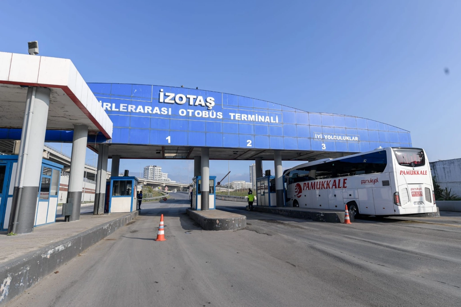 İzmir Otogarı&rsquo;nda tahliye s&uuml;reci tamamlandı! İşletme B&uuml;y&uuml;kşehir'e ge&ccedil;iyor