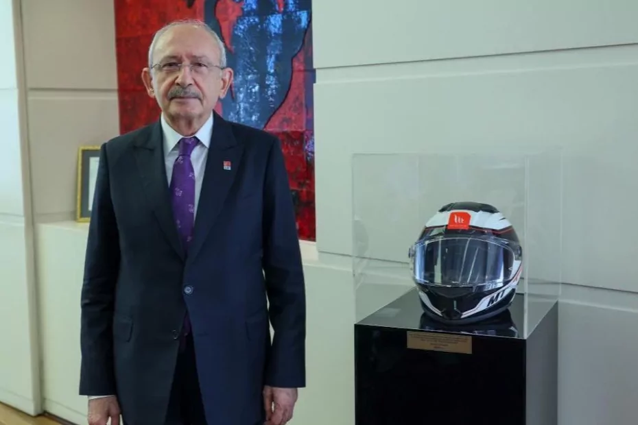 Kılı&ccedil;daroğlu, motokurye Murat Can Pekeroğlu&rsquo;nun kaskını makam odasına koydu