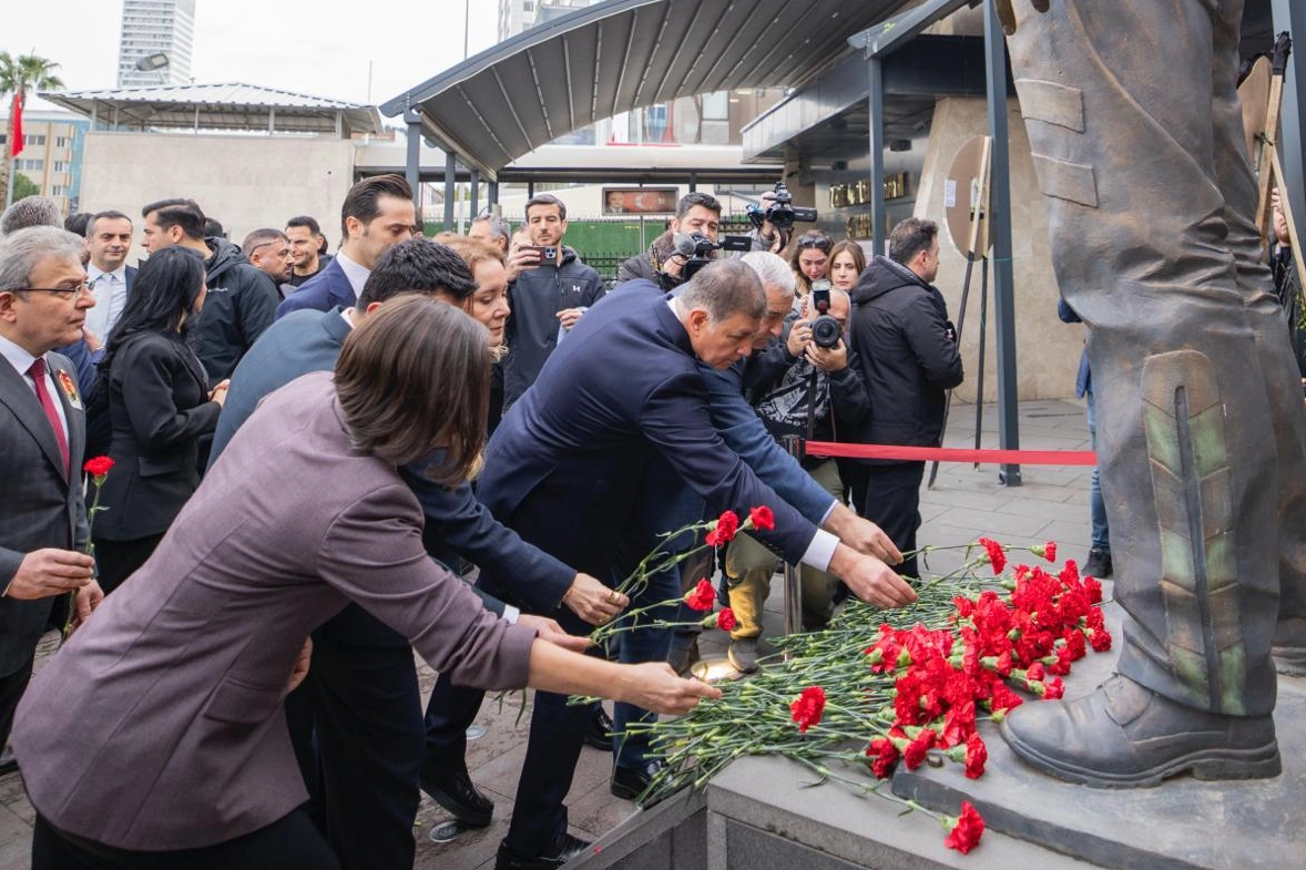 İzmir&rsquo;in şehitleri Fethi Sekin ve Musa Can unutulmadı