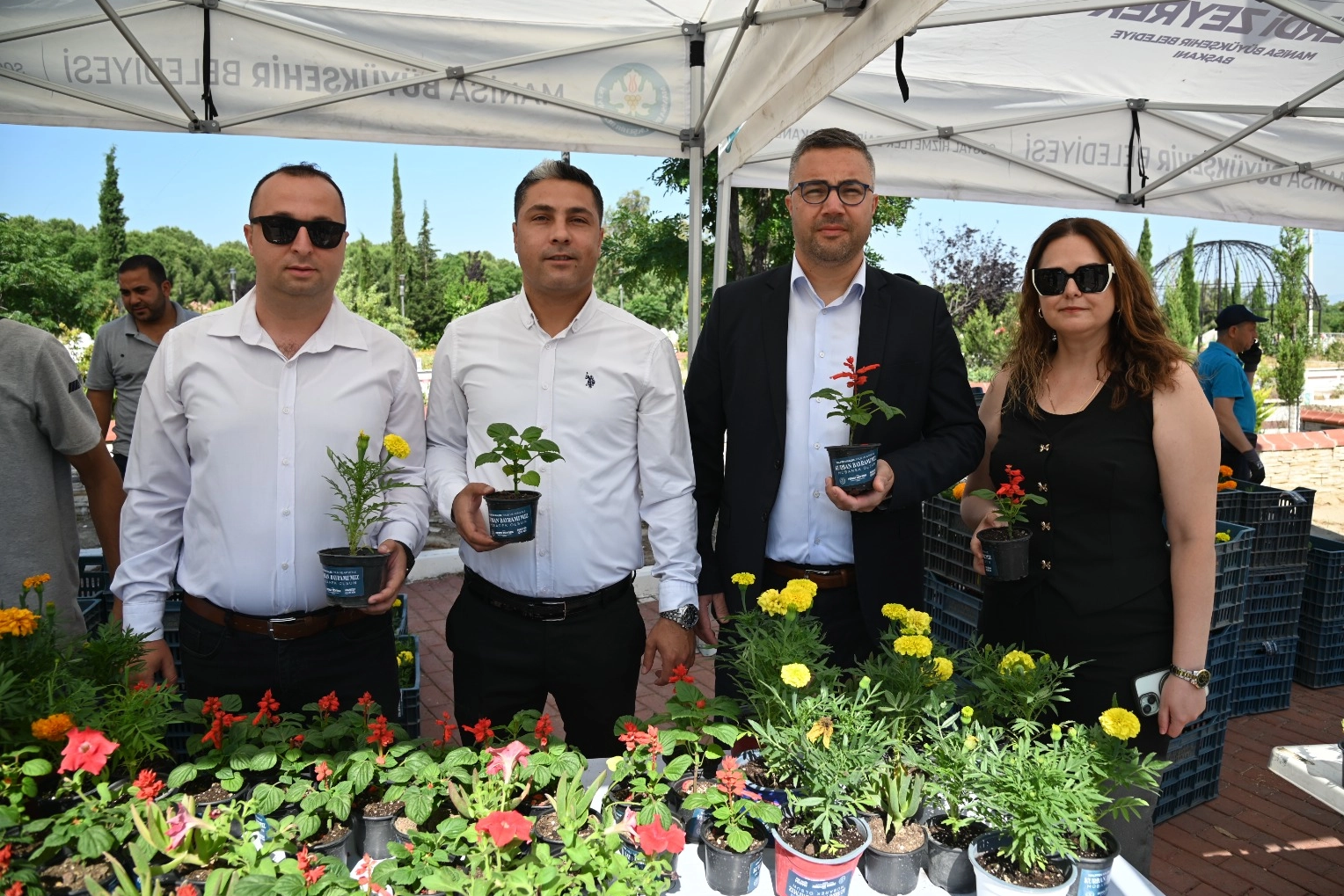 Manisa Büyükşehir’den Bayram Ziyaretlerine Çiçekli Dokunuş