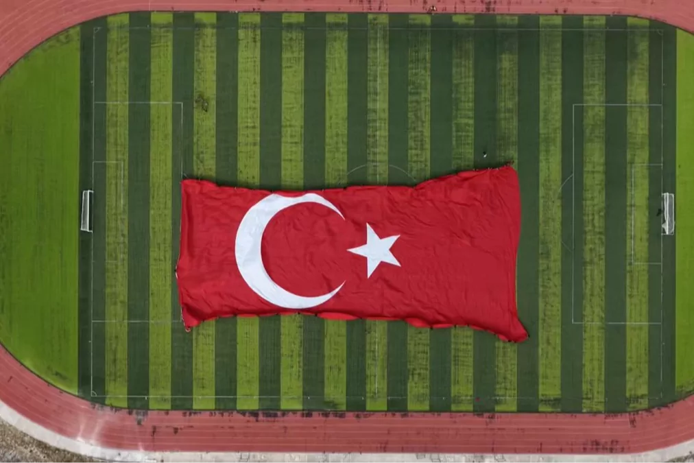 G&ouml;ky&uuml;z&uuml;nde T&uuml;rk bayrağıyla rekor! 3 bin 37 metrekarelik dev bayrak dalgalandırıldı