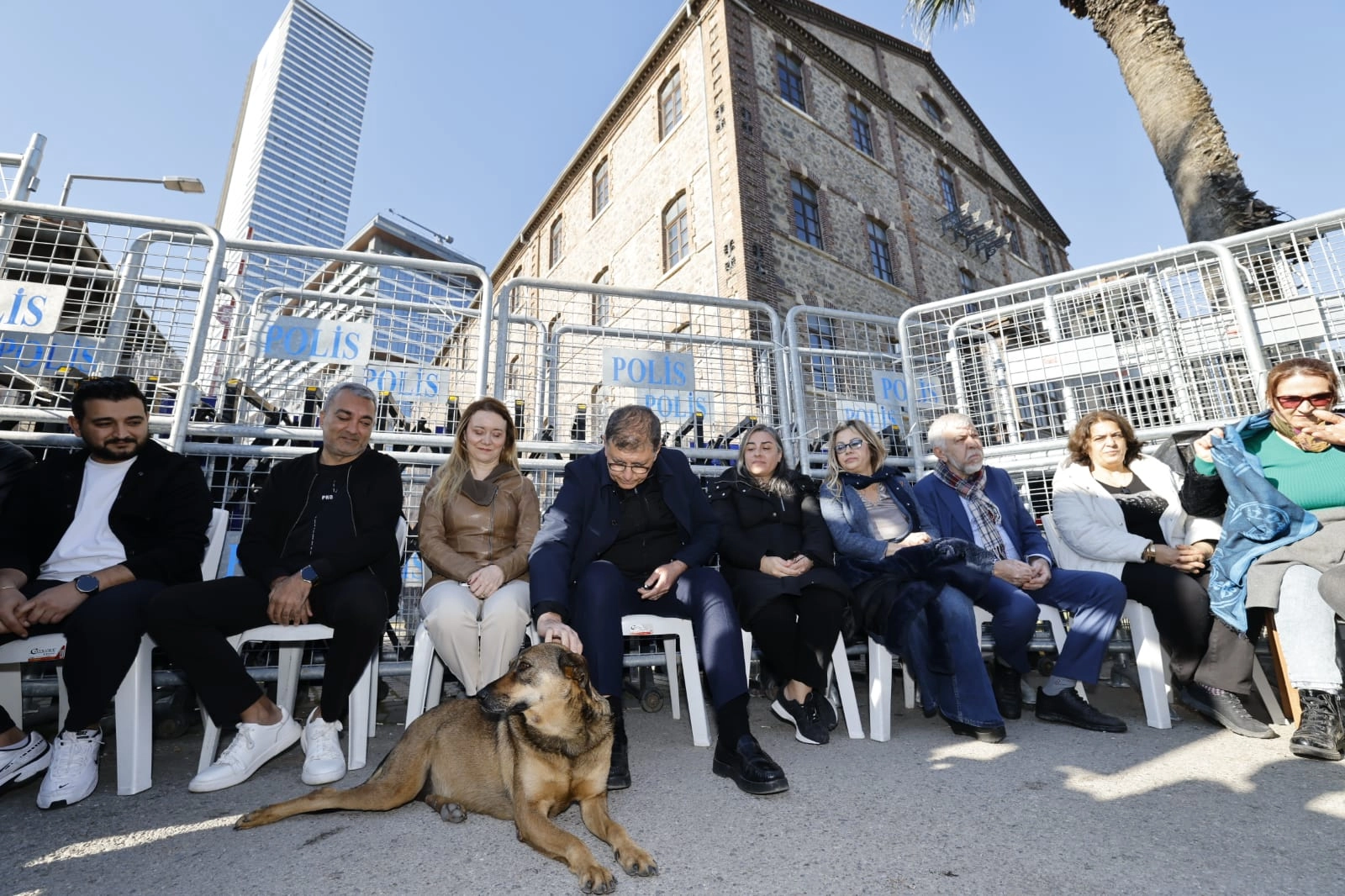 İzmir'de o direniş s&uuml;r&uuml;yor!