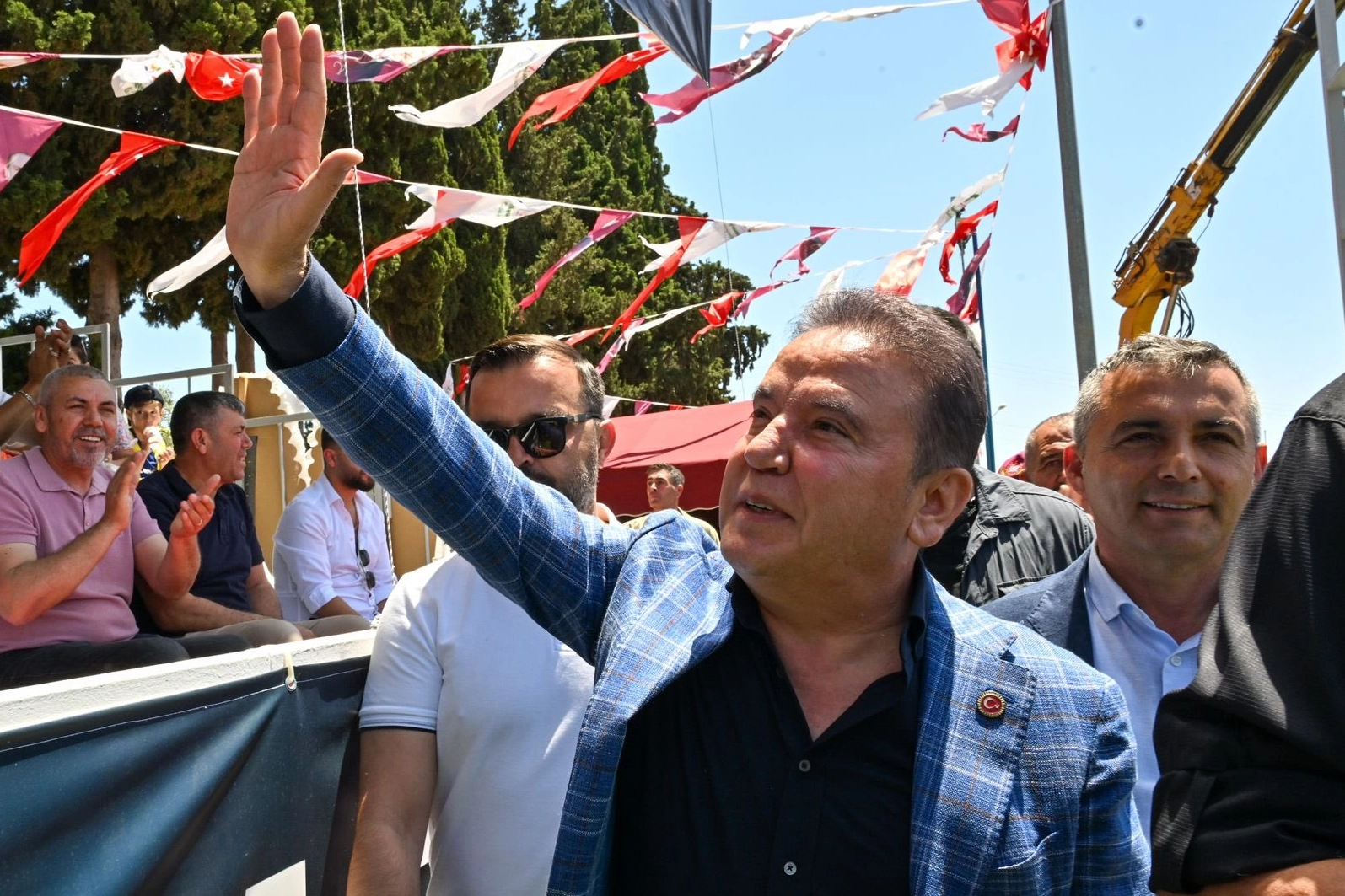 Antalya’da siyasi fırtına: Başkan Böcek’ten halkına dayanışma çağrısı