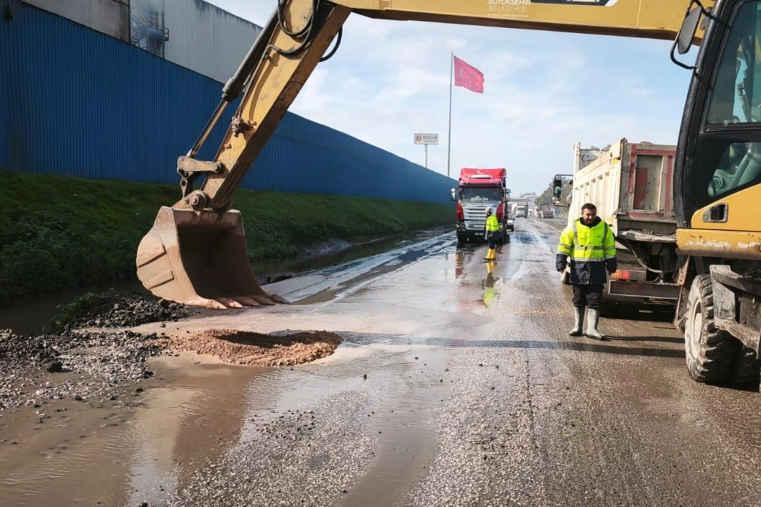 İzmir'de aşırı yağış sonrası kapanan yollar bir bir a&ccedil;ılıyor