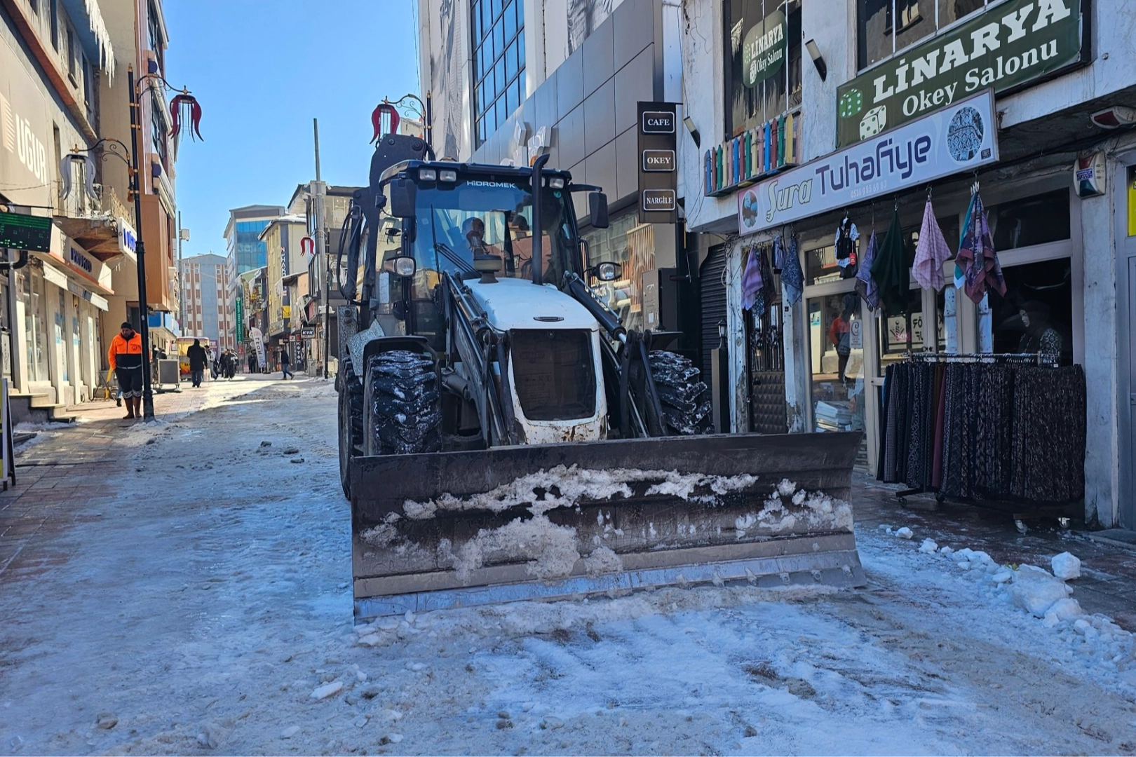 Ağrı'da karla m&uuml;cadele s&uuml;r&uuml;yor
