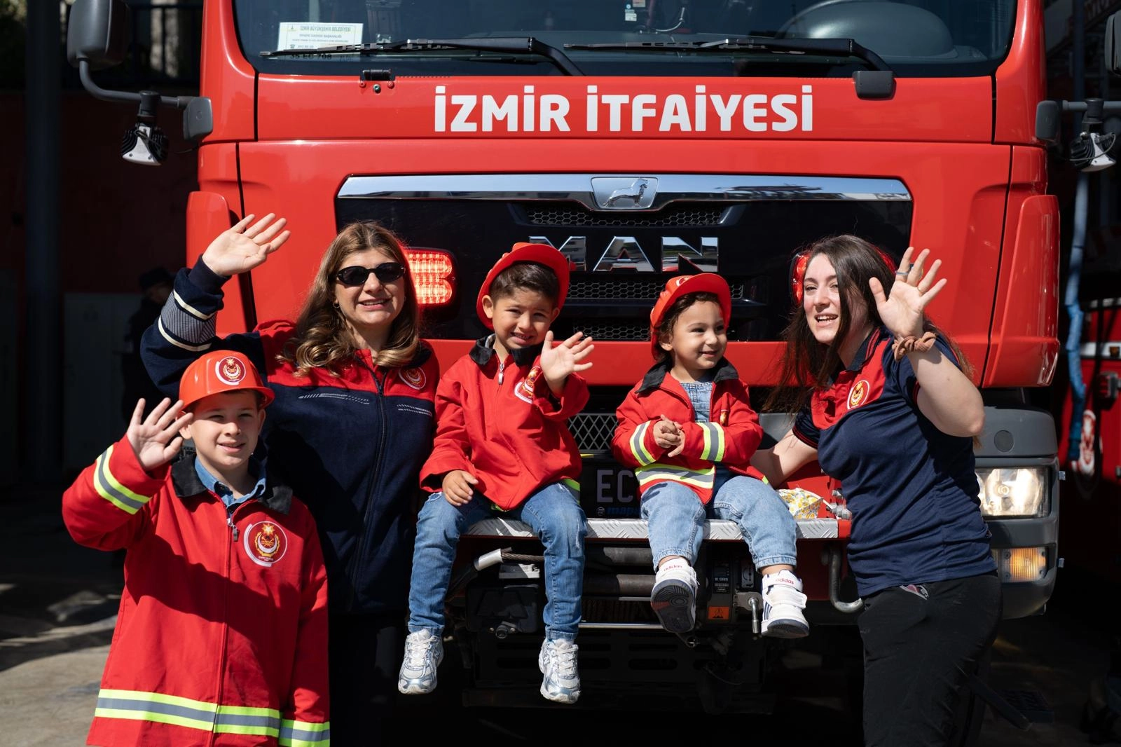 İzmir'de alevlere koşan s&uuml;per anneler