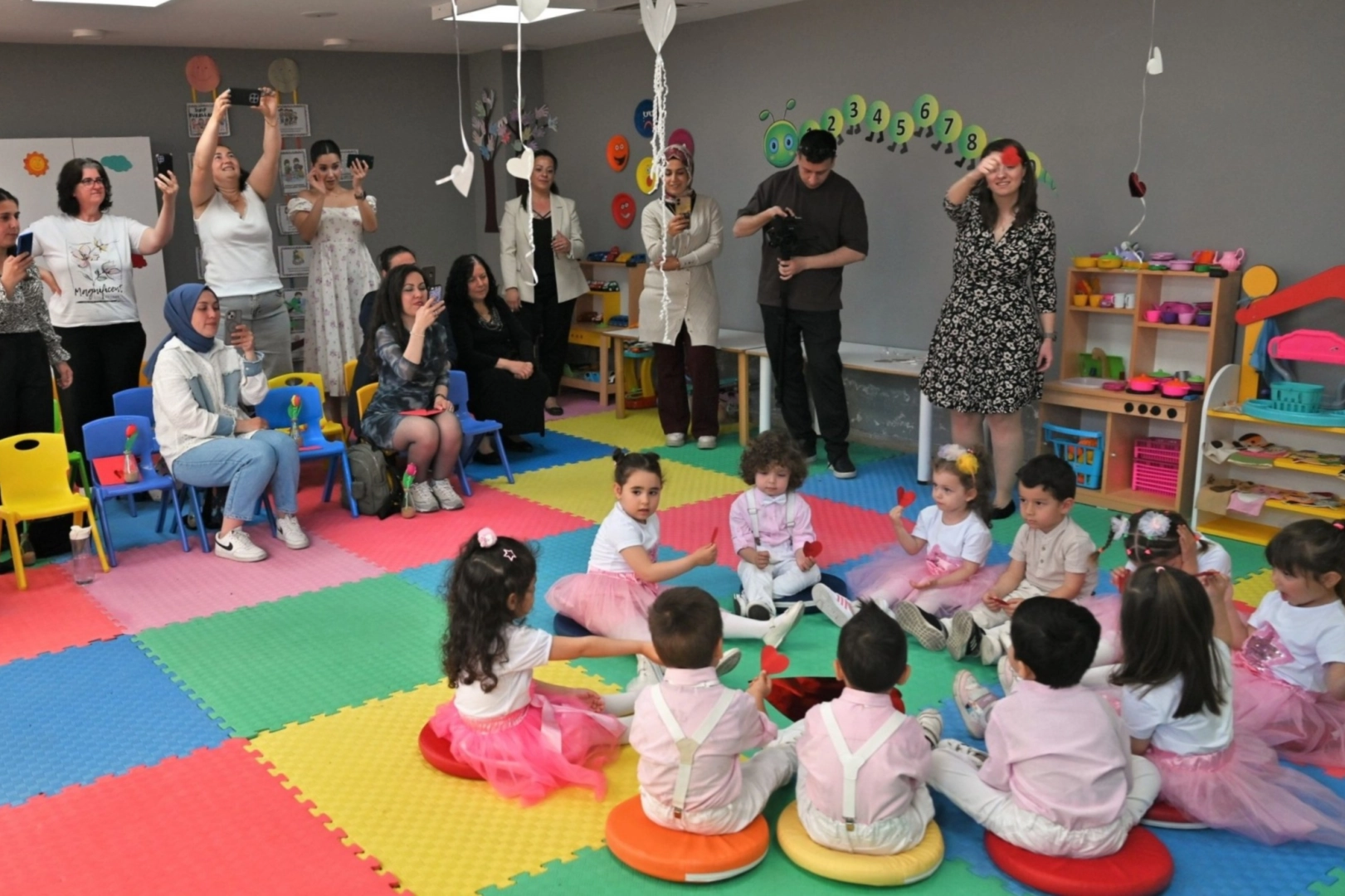 Bornova&rsquo;da Anneler G&uuml;n&uuml;&rsquo;ne duygu dolu kutlama