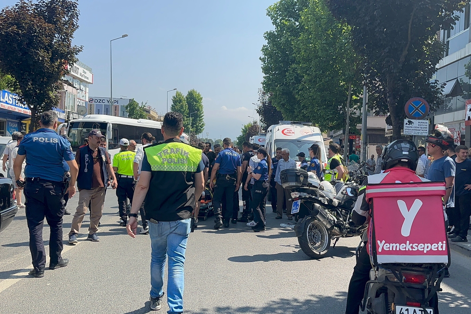 Trafik kazası: Düzce’de yunus polislerine çarpan araç iki polisi yaraladı