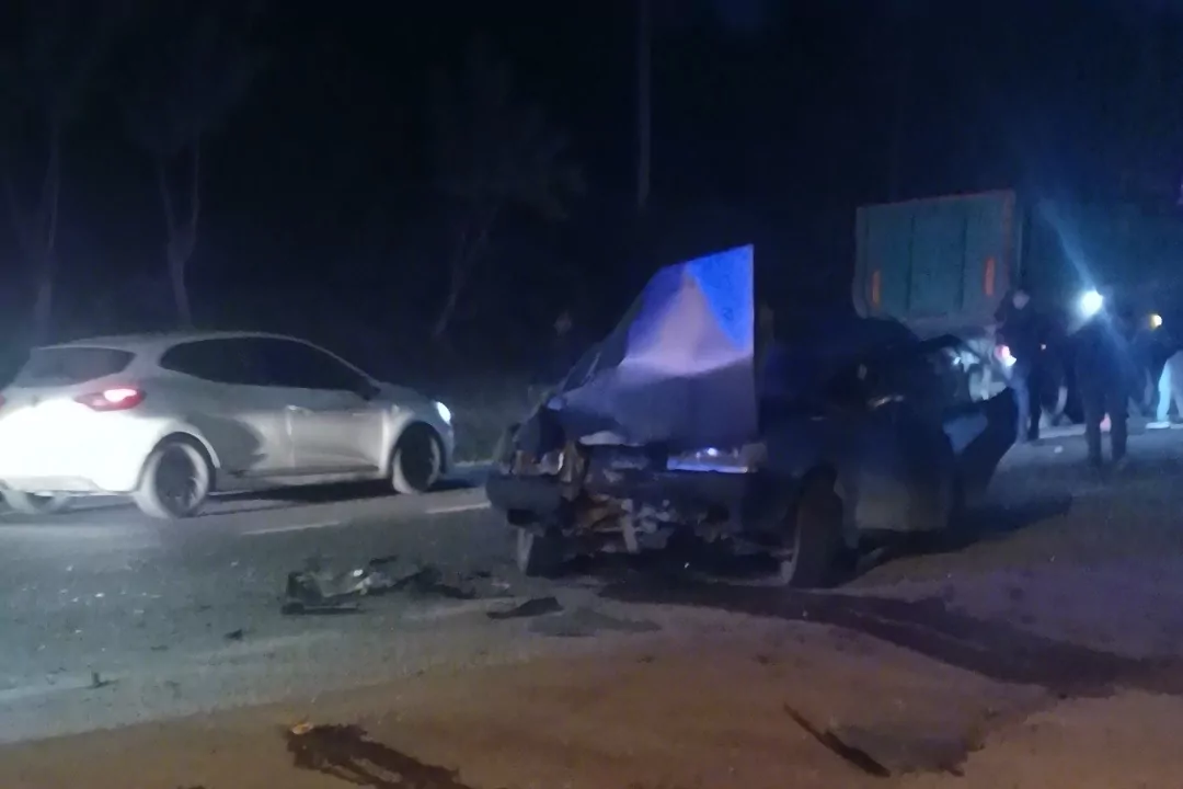 D&uuml;zce'de otomobil ile trakt&ouml;r &ccedil;arpıştı: 5 yaralı