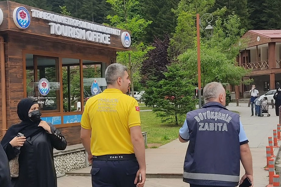 Turistlerin y&uuml;z&uuml; zabıta ile g&uuml;ld&uuml;