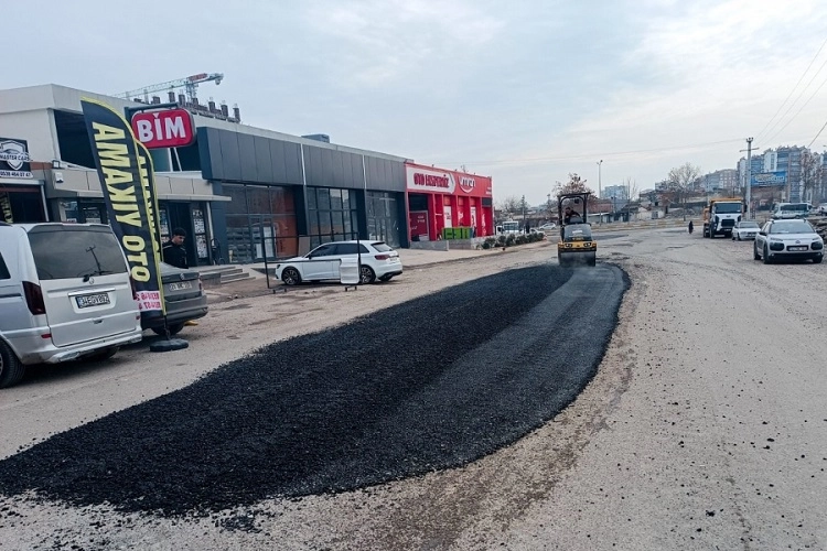 Diyarbakır B&uuml;y&uuml;kşehir'den bozulan yollara ge&ccedil;ici m&uuml;dahale