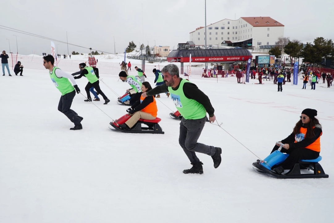 Kayseri Erciyes'te 'Artık &Ccedil;ekilmez Oldun' kızak yarışı