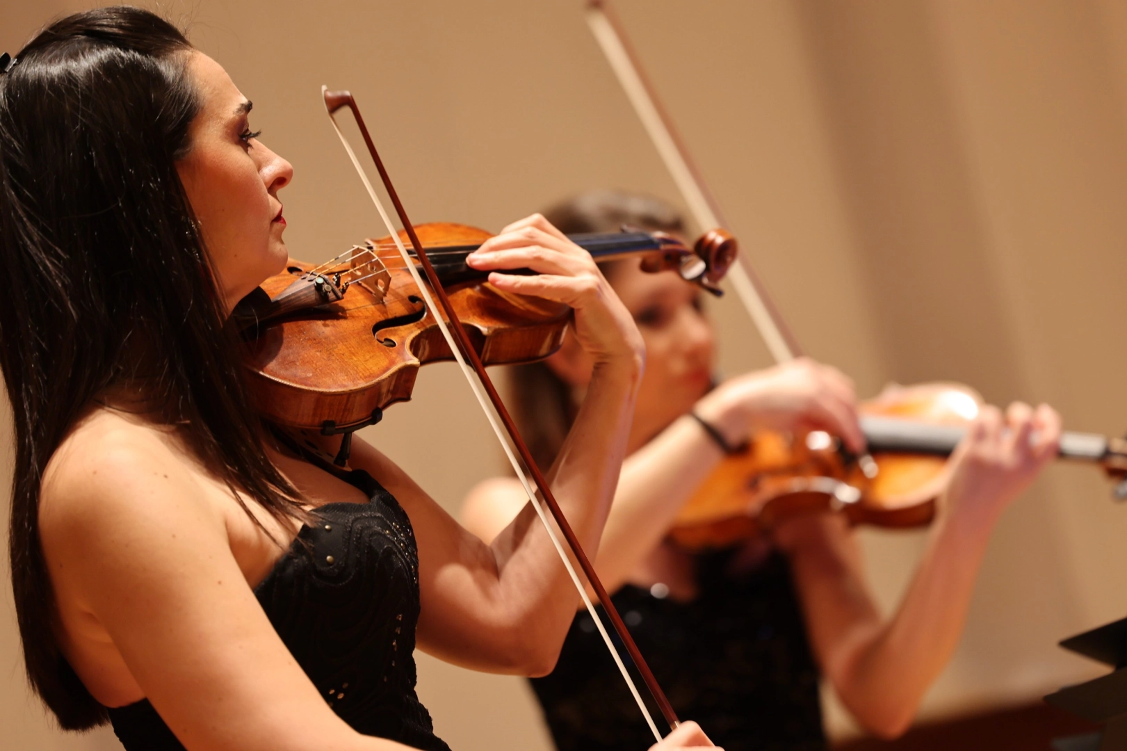 İzmir'de T&uuml;rk bestecilerinin eserleri ayakta alkışlandı