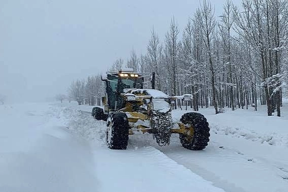 Erzurum'da aşırı kar yağışı ve tipi ulaşımı fel&ccedil; etti