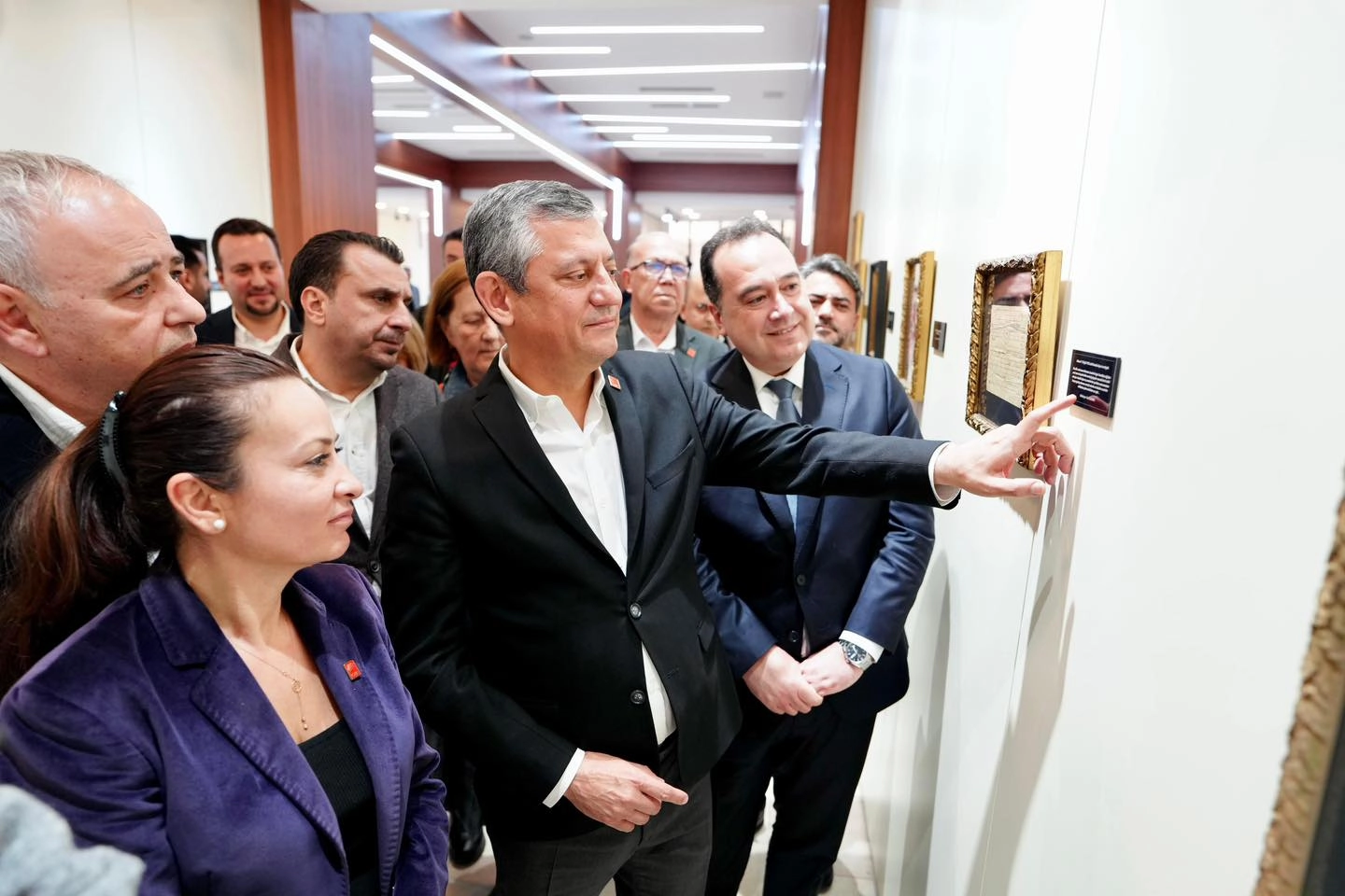 CHP lideri &Ouml;zel &ldquo;Sarışın Bir Kurt&rdquo; sergisini gezdi