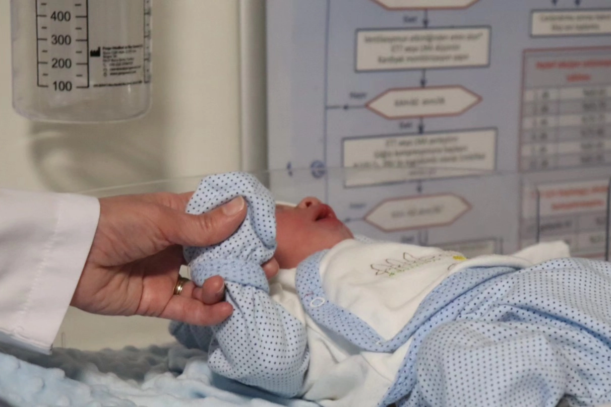 Bursa Şehir Hastanesi'nde ilk t&uuml;p bebek d&uuml;nyaya geldi