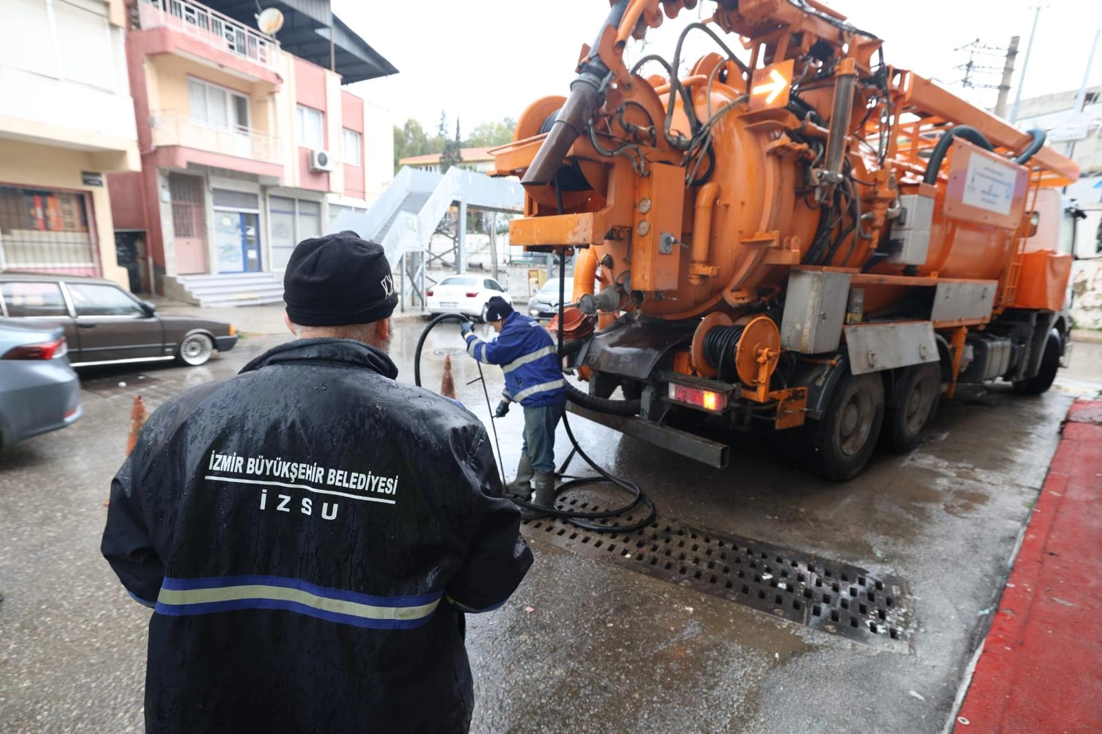 İzmir&rsquo;de kuvvetli yağış ve fırtına alarmı