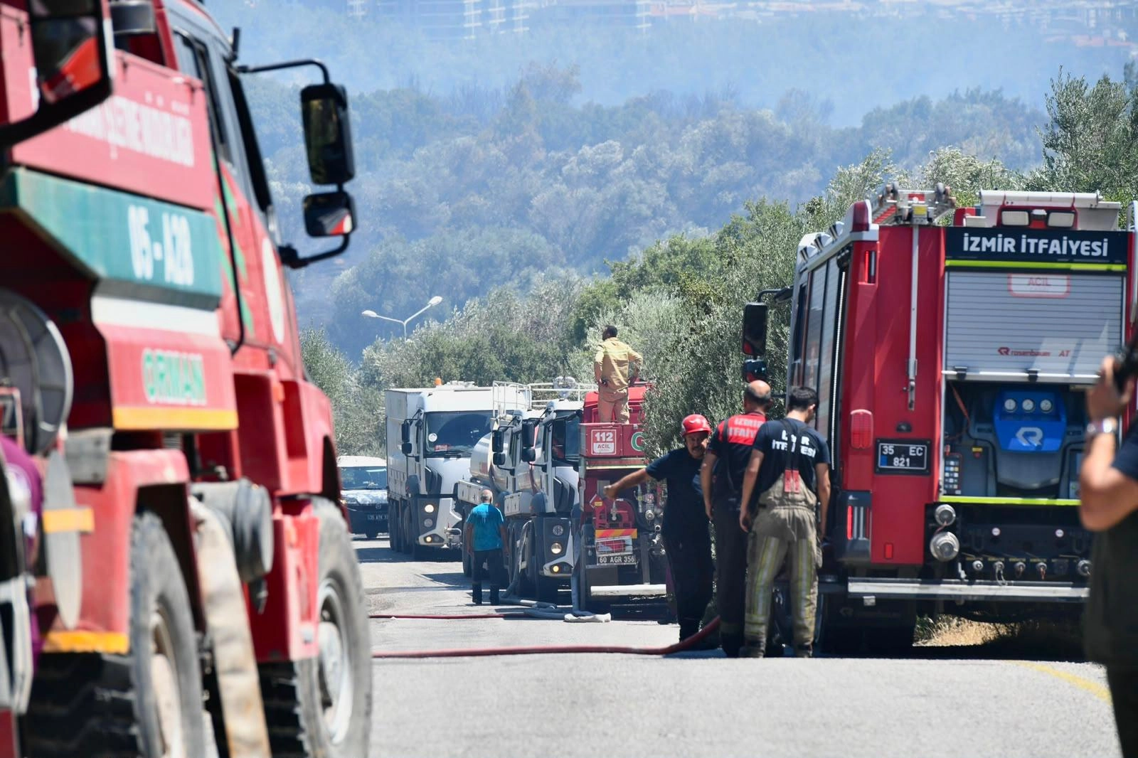 İzmir İtfaiyesi alevlere karşı n&ouml;bette