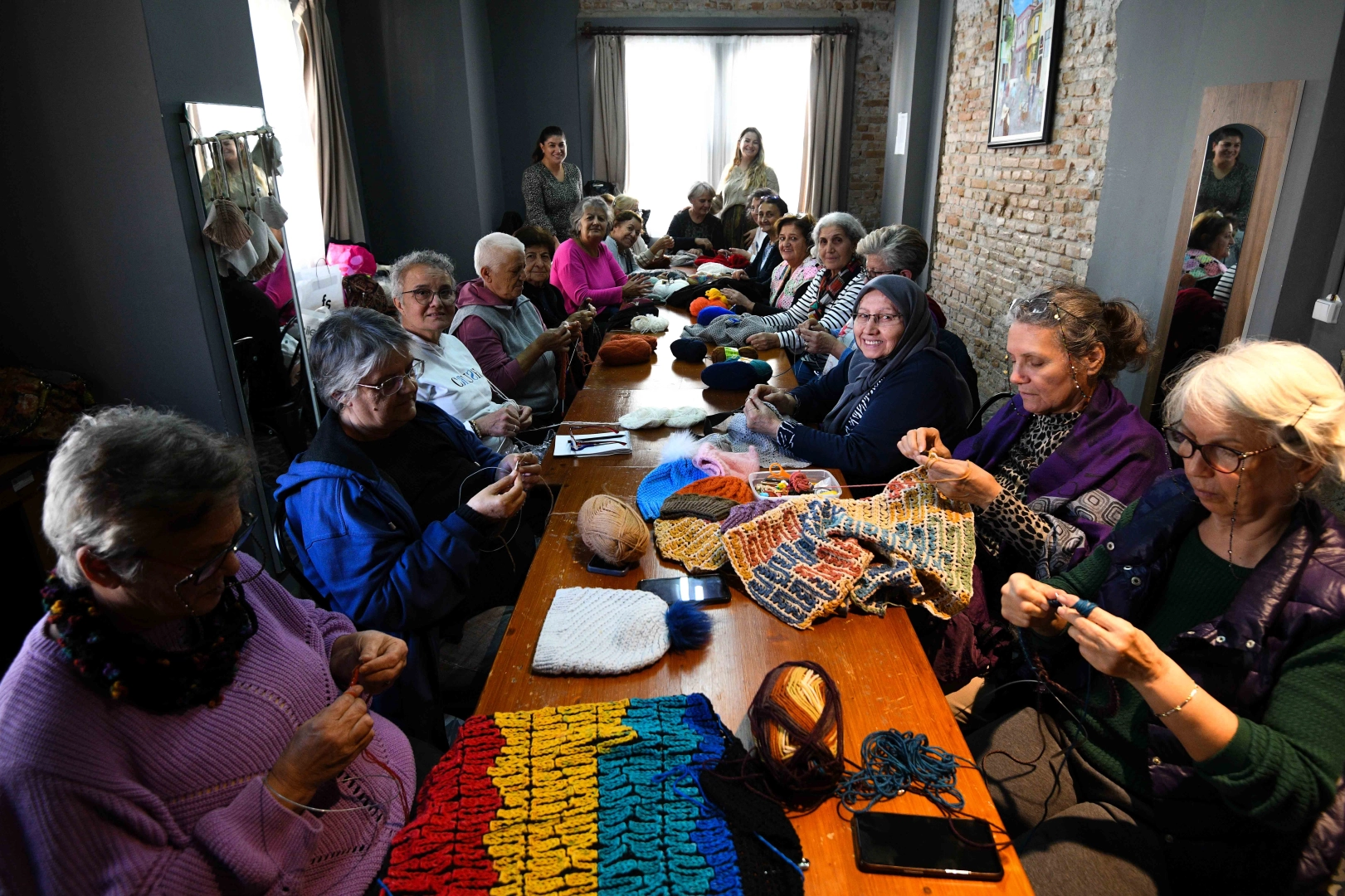 Antalya Muratpaşa'da Yaşlı Evi'nden &ccedil;ocukları ısıtacak &ouml;rg&uuml;