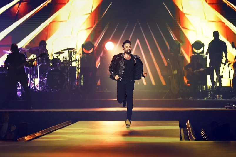 Tarkan &ouml;zlemi son buldu... Megastar İstanbul'da hayranlarıyla kucaklaştı