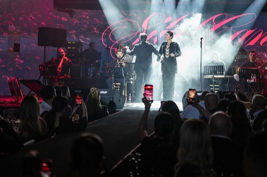 Sibel Can zarafetiyle g&ouml;z kamaştırdı