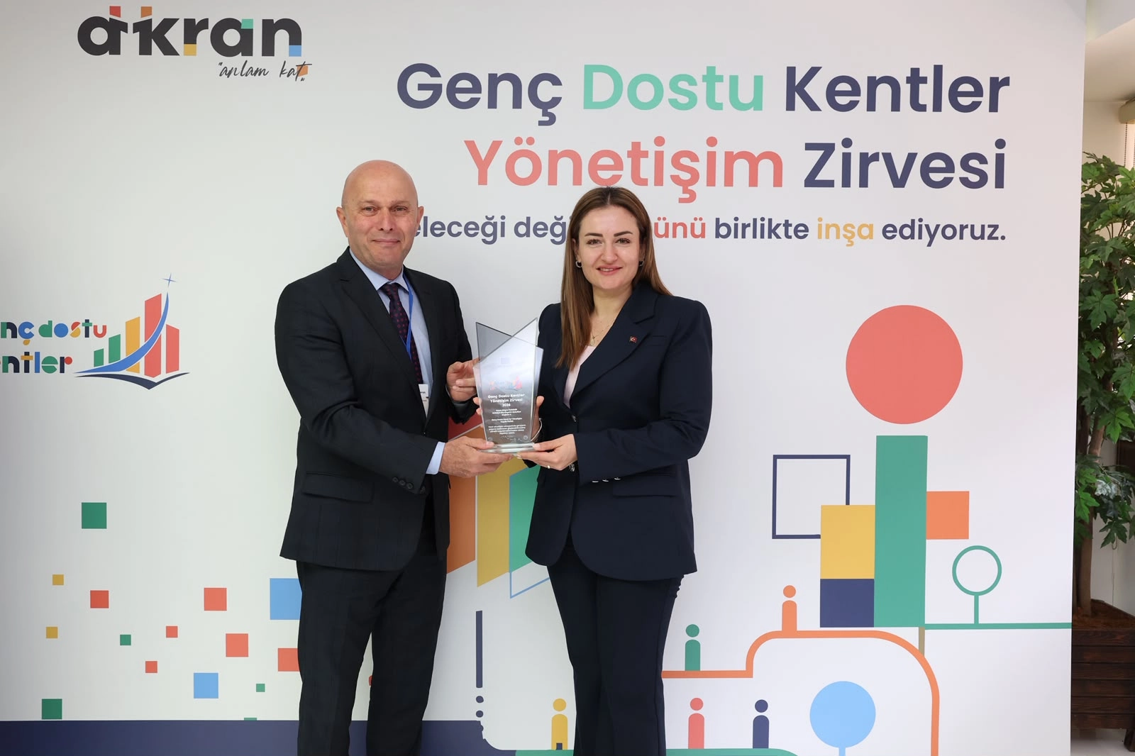 Antalya&rsquo;ya &lsquo;Gen&ccedil; Dostu Kent&rsquo; &ouml;d&uuml;l&uuml;