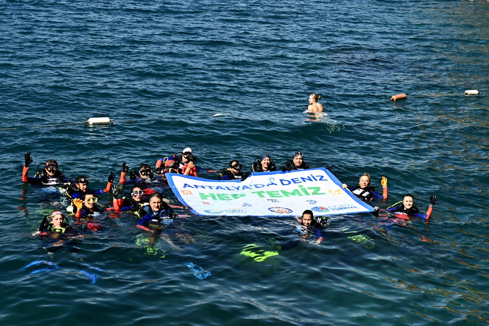 Antalya'da g&ouml;n&uuml;ll&uuml; dalgı&ccedil;lardan Muratpaşa'da deniz dibi temizliği