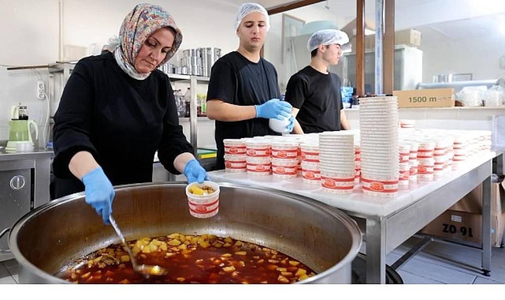 Seferihisar Belediyesi&rsquo;nden ihtiya&ccedil; sahiplerine sıcak yemek