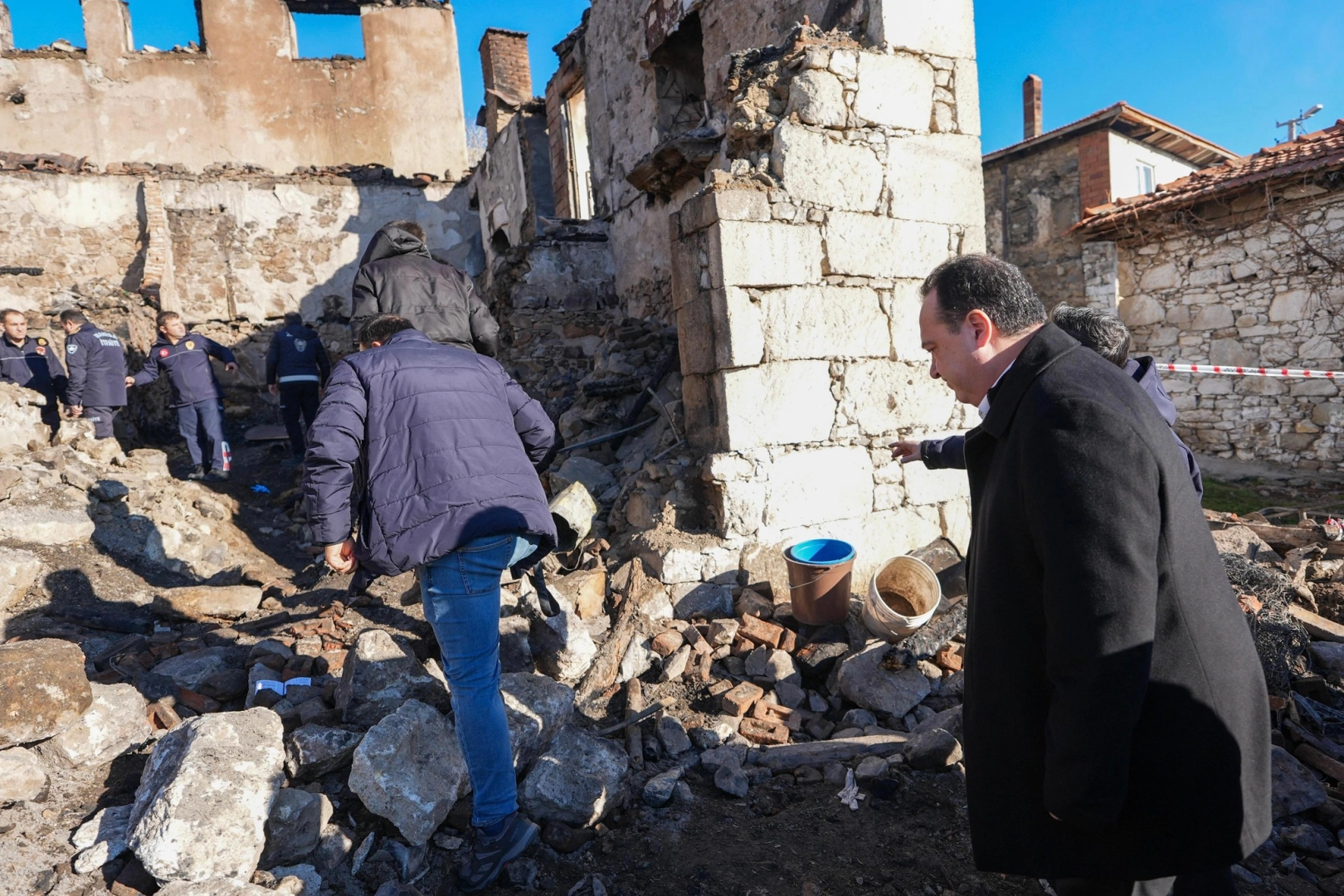 G&ouml;rdes&rsquo;teki yangın b&ouml;lgesinde Başkan Dutlulu&rsquo;dan inceleme