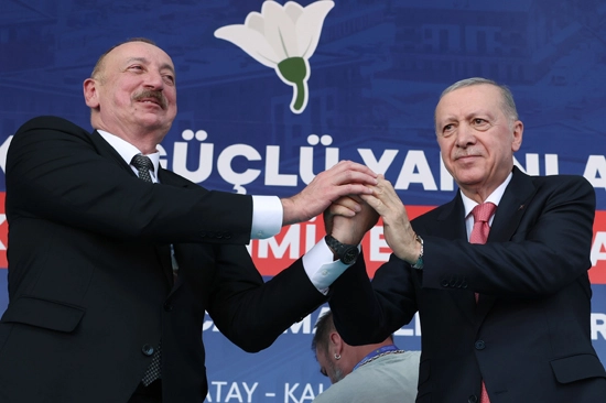 Erdoğan ve Aliyev’den depremzedelere umut: “Kardeşliğin temeli bu binalarda atılıyor”
