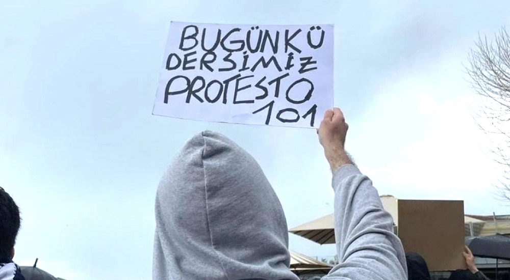 20 YAŞINDAKİ GENÇ 