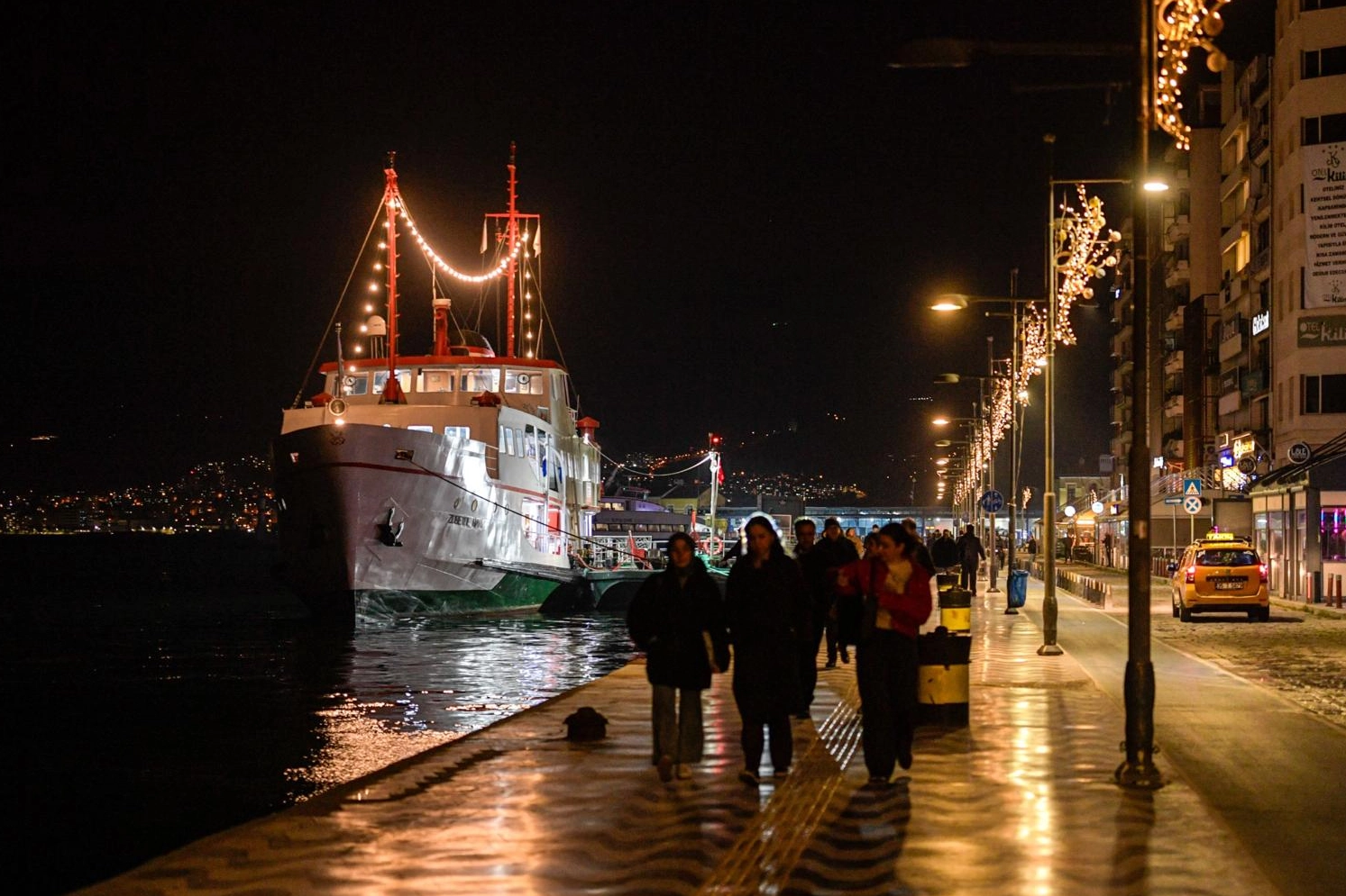 İzmir yeni yıla rengarenk ışıklarla hazırlanıyor