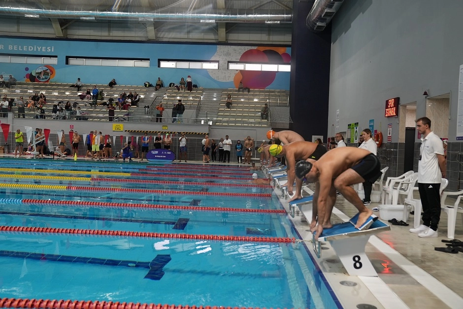 İBB Hasan Doğan&rsquo;da 266 y&uuml;z&uuml;c&uuml; şampiyonluk i&ccedil;in yarıştı