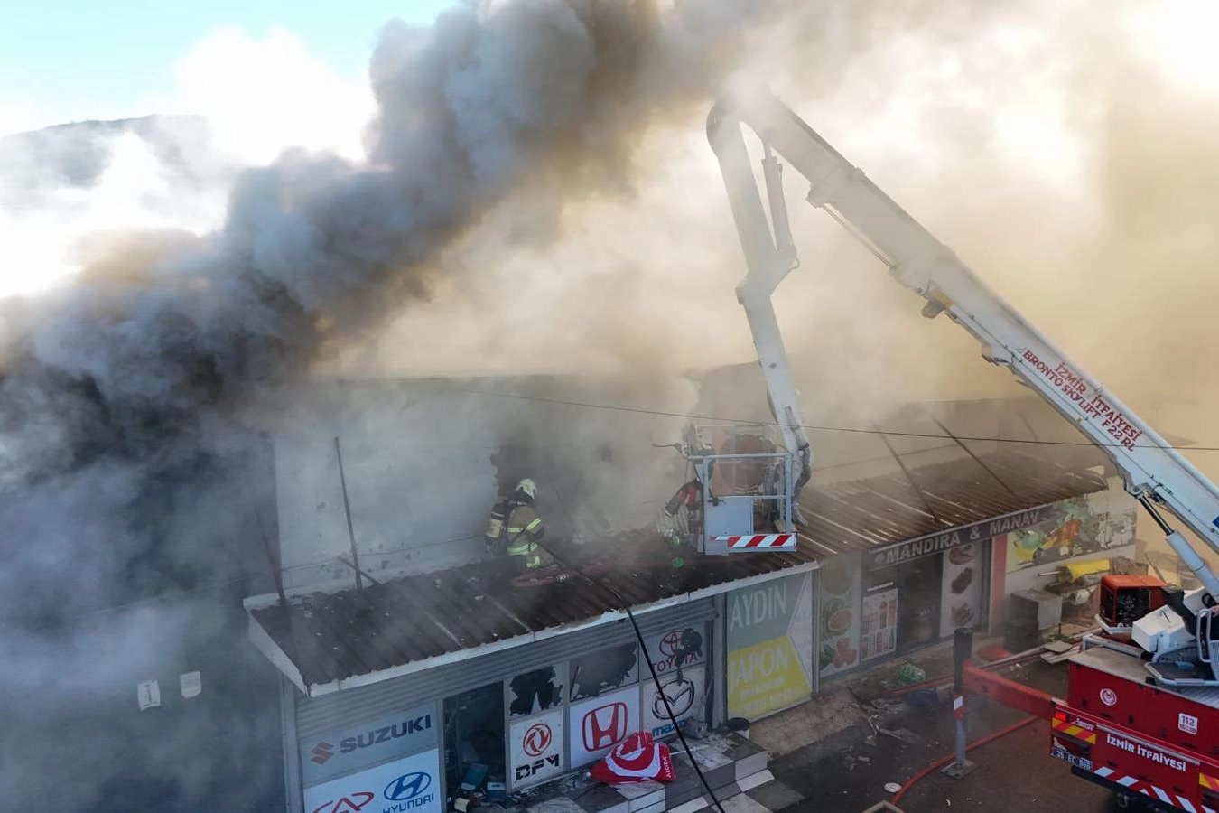 İzmir Buca'daki işyeri yangını kontrol altına alındı