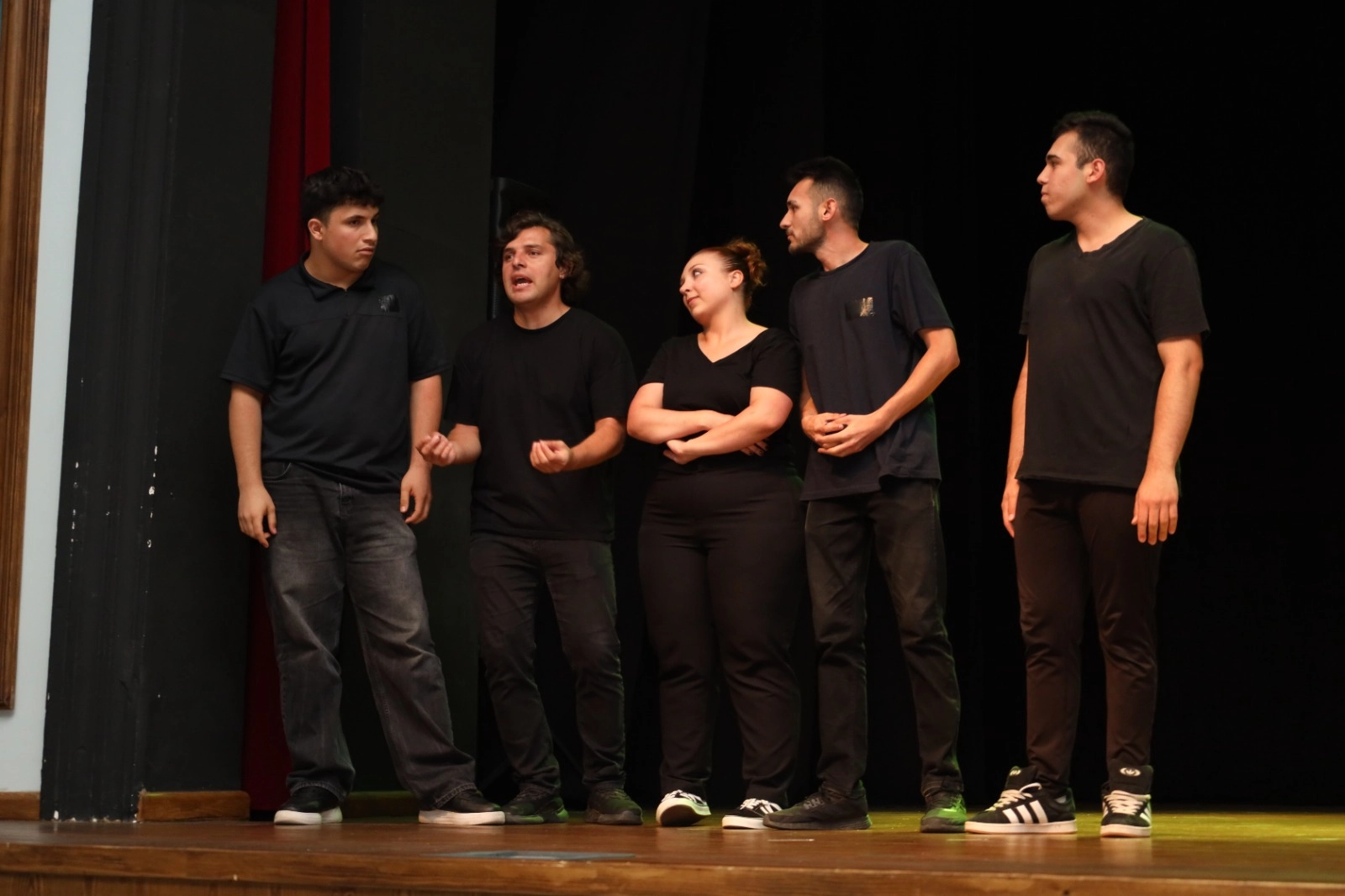 İzmit’te tiyatro severler büyülendi: KO-MEK kursiyerlerinden sahne performansı