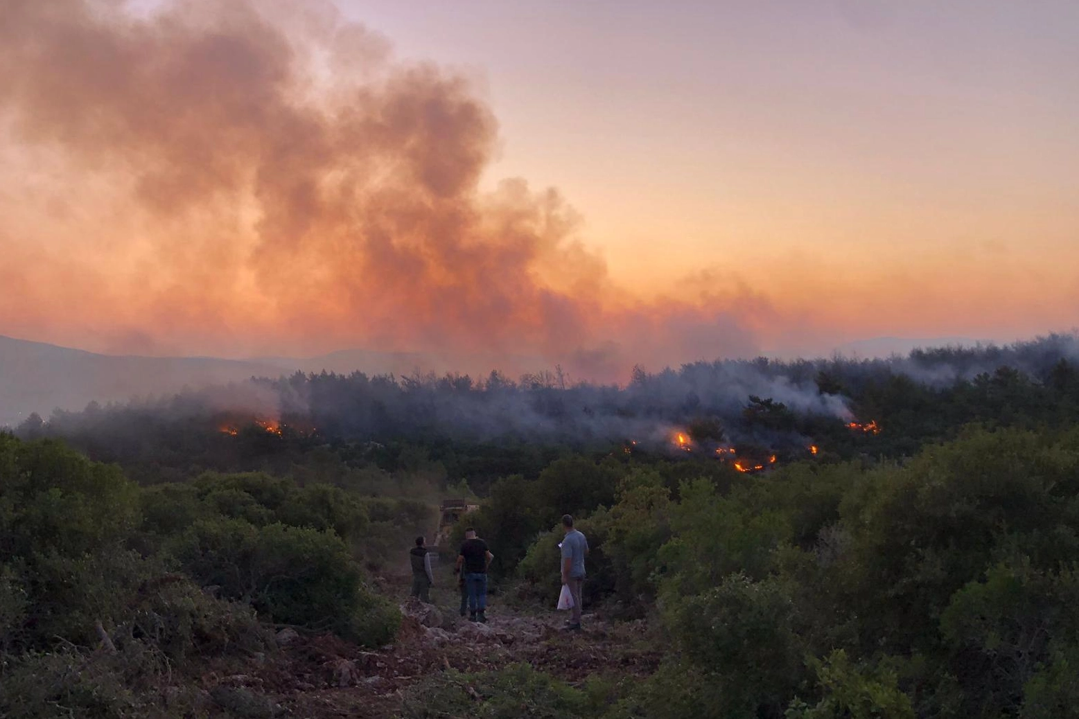 Kuşçular’daki alevler İzmir İtfaiyesi ve gönüllülerle söndürüldü