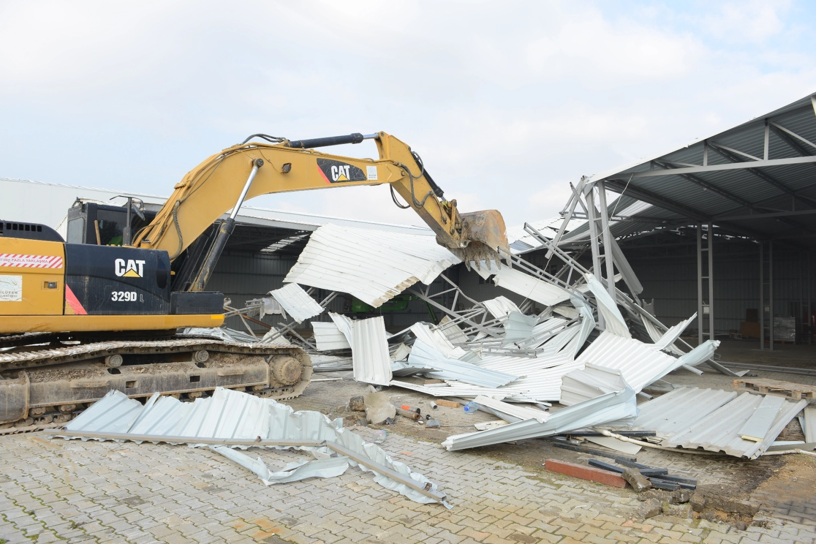 Bursa Nil&uuml;fer&rsquo;de 2 ka&ccedil;ak yapı yıkıldı